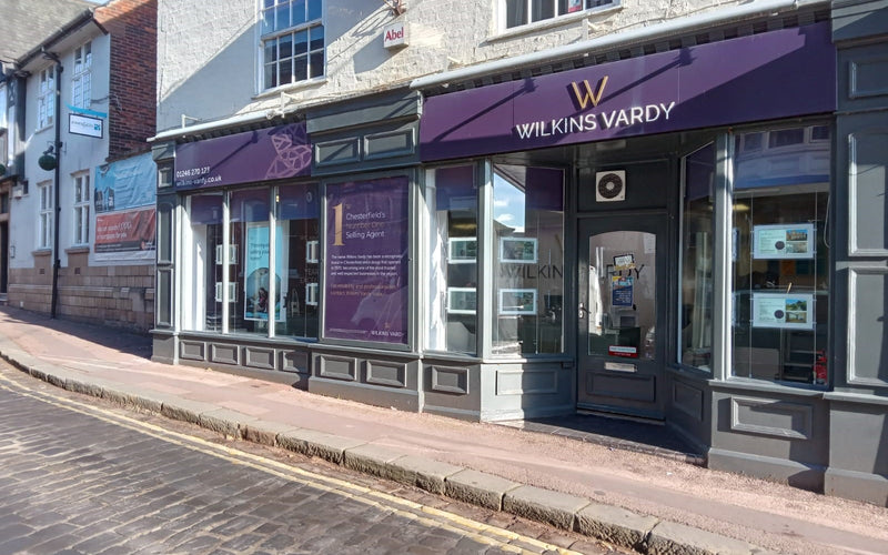 What are the advantages of digital screens in property display?