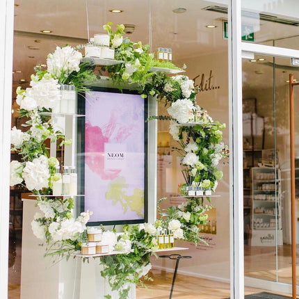 Choose Ultra High Brightness Screens for Salon Window Display